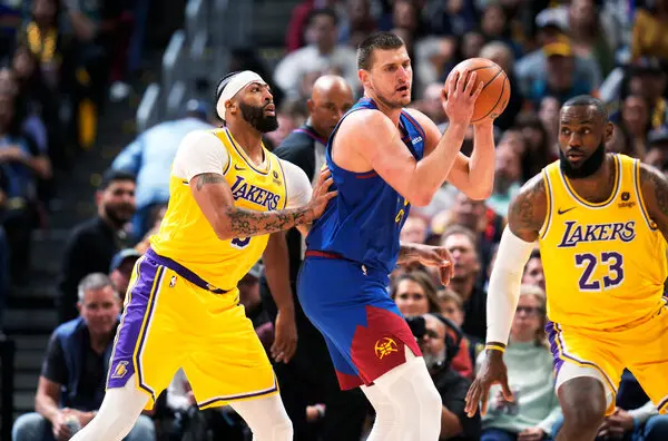 NBA杯半场：东契奇&里夫斯合砍37分，詹姆斯2分，独行侠62-60领先湖人